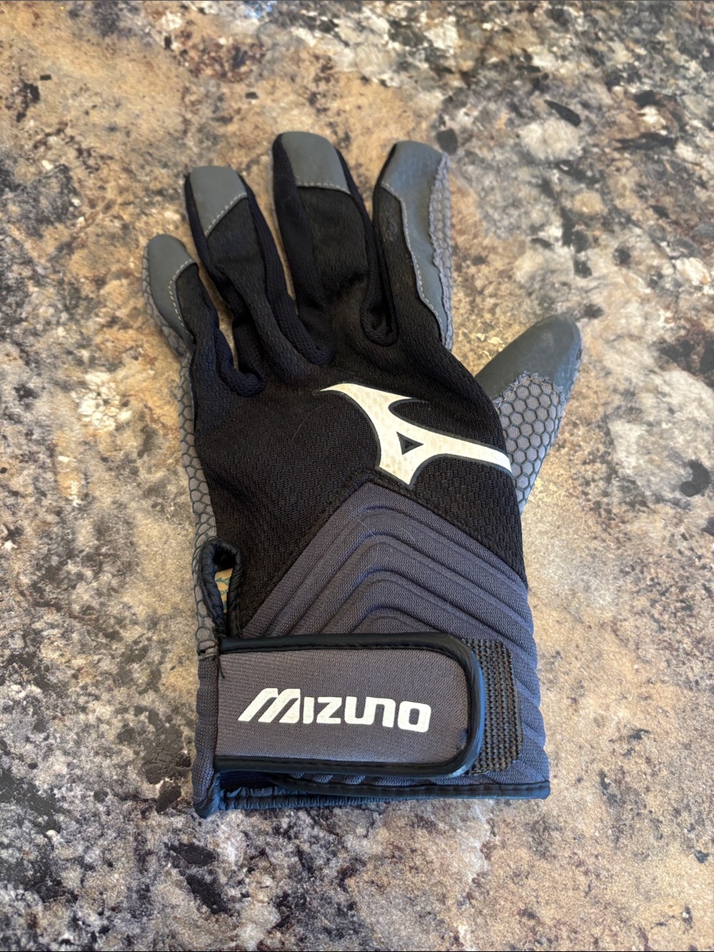 Mizuno Black and Gray Performance Ball Glove for left hand